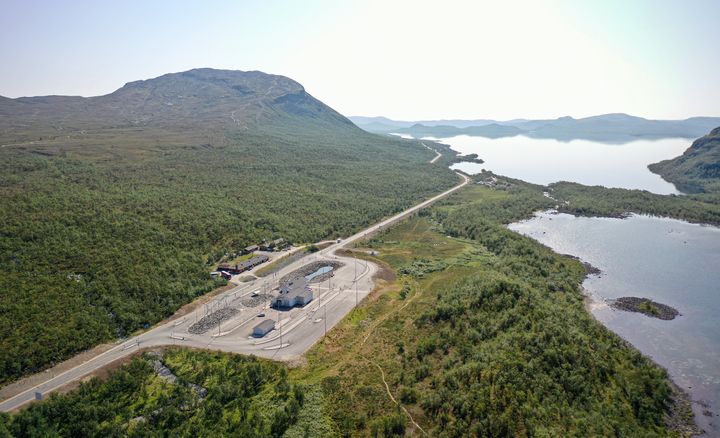 Kilpisjärven tullitoimipaikka kuvattuna ilmasta.
