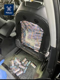 Istuimen selkänojasta löydetty kätkö.
