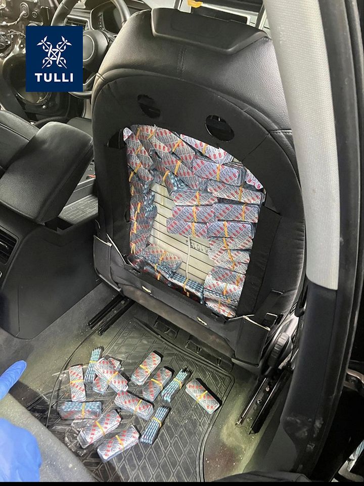 Istuimen selkänojasta löydetty kätkö.