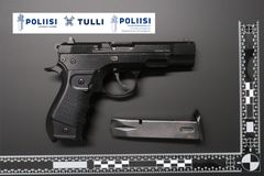 Esitutkinnassa epäillyiltä takavarikoitiin muun muassa kuula-ase.