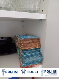 Esitutkinnan aikana takavarikoitiin noin 30 000 euroa käteistä rahaa kotietsinnällä. Rahat takavarikoitiin keittiön kaapista.