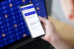 Käsi pitelee älypuhelinta, jossa on auki Tullilaskuri-sovellus.