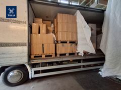 Tulli epäilee, että savukkeita tuotiin Suomeen laillisen rahdin joukossa.