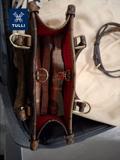 Tullin takavarikoimaa käteistä matkatavaroissa.