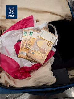 Tullin takavarikoimaa käteistä matkatavaroissa.