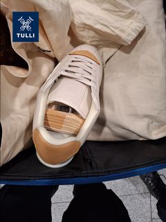 Tullin takavarikoimaa käteistä matkatavaroissa.