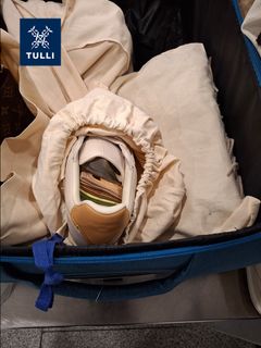 Tullin takavarikoimaa käteistä matkatavaroissa.