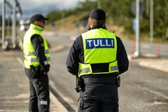 Kaksi tullihenkilöä PTR-operaatiossa Kilpisjärvellä kesäkuussa 2022. Arkistokuva.