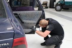 Koulutuksessa harjoiteltiin auton tarkastusta teorian lisäksi myös käytännössä.