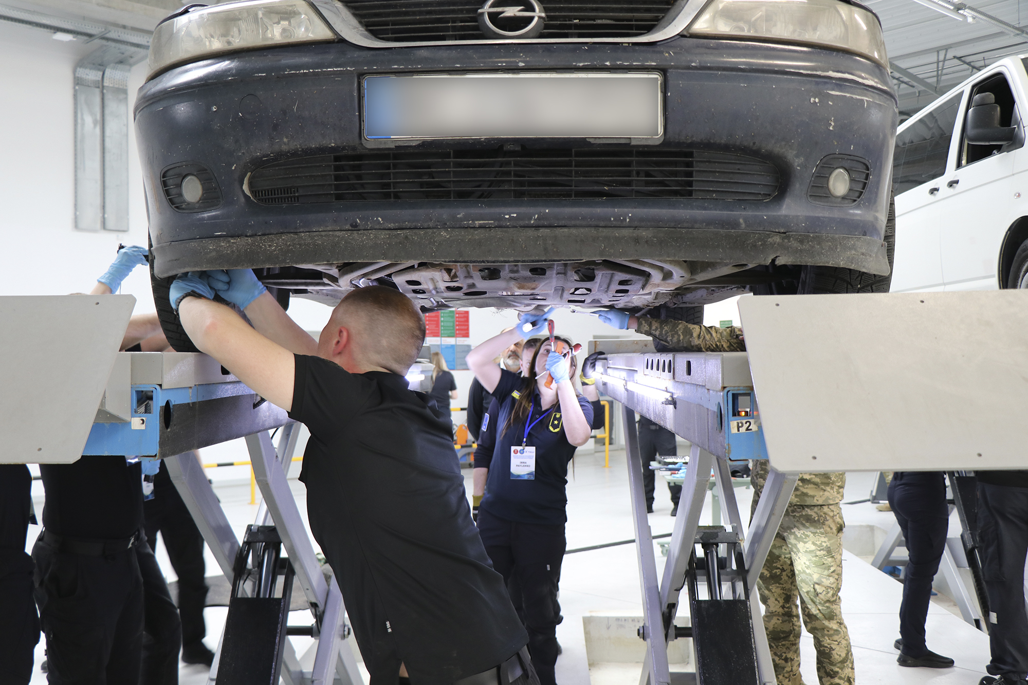 Suomi ja Puola kouluttivat Ukrainan tullia autojen tarkastuksessa