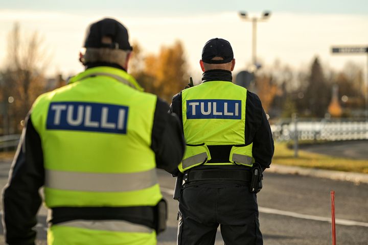 Tullitarkastajat valvomassa matkustajaliikennettä Tornion rajanylityspaikalla.