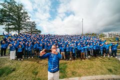 Atea Finlandin toimitusjohtaja Juha Sihvonen ja atealaisia. Kuva: Atea