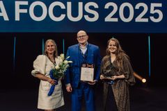 Vuoden digiteko 2025 -kilpailun julkisen hallinnon sarjan voitti Päijät-Hämeen hyvinvointialue tekoälychatbotillaan. Kuvassa digimuotoilija Piia Pousi, digipalveluiden tuotepäällikkö Rami Autio ja ICT-asiantuntija Janni Mesiä.