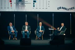 Atean myyntijohtaja Tommi Heiniö (oik.) keskusteli CIO Analyticsin havainnoista Satakunnan ammattikorkeakoulun osaamisaluejohtaja Heikki Haaparannan, Revvityn Global IT Infrastructure & Operations -johtaja Miikka Tähtisen ja Elomaticin CIO:n Jaakko Lahti-Monosen kanssa Atea Focuksen yhteydessä pidetyssä CIO Analytics -tutkimuksen julkistustilaisuudessa.