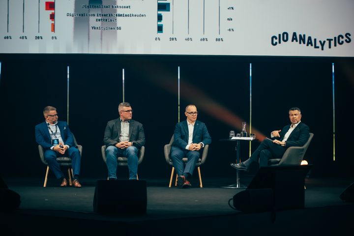 Atean myyntijohtaja Tommi Heiniö (oik.) keskusteli CIO Analyticsin havainnoista Satakunnan ammattikorkeakoulun osaamisaluejohtaja Heikki Haaparannan, Revvityn Global IT Infrastructure & Operations -johtaja Miikka Tähtisen ja Elomaticin CIO:n Jaakko Lahti-Monosen kanssa Atea Focuksen yhteydessä pidetyssä CIO Analytics -tutkimuksen julkistustilaisuudessa.