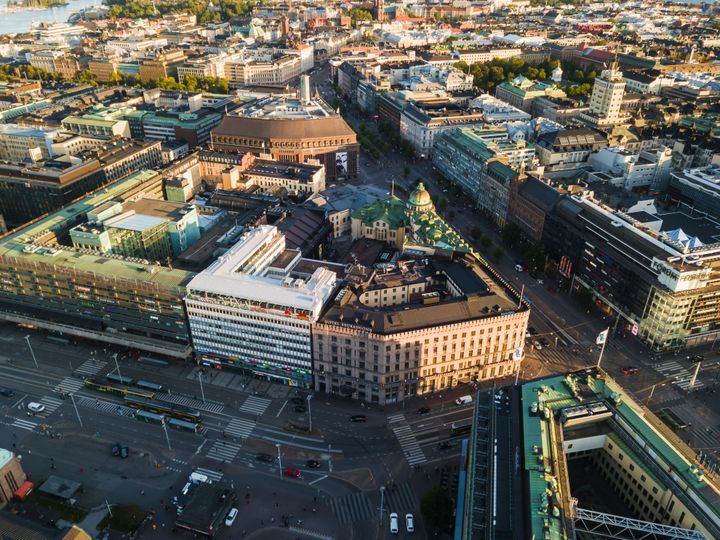 Ilmakuva Ylvan Helsingin keskustakorttelista sisältäen Kaivotalon, Grand Hansan sekä Uuden ja Vanhan ylioppilastalon.