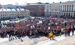 Opiskelijat osoittavat mieltä Senaatintorilla HYYn aiemmassa mielenosoituksessa "Näpit irti opintotuesta!"