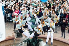 Nosturista roikkuvat opiskelijat asettavat Havis Amanda -patsaan päähän ylioppilaslakin.