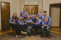 Manta Crew istuu hymyillen Mantan lakin kanssa.