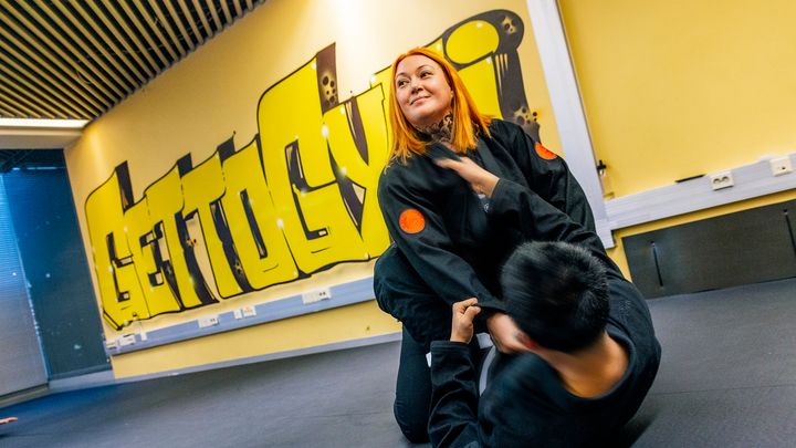 Kuvassa valmentaja ja nuori painivat Gettogymillä