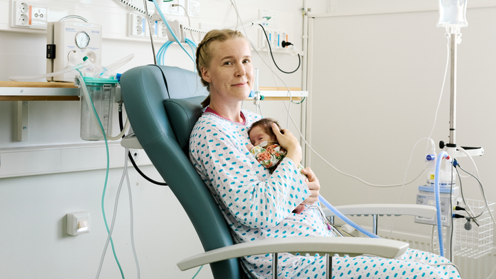 Vapaaehtoiset perhekaverit tarjoavat vauvoille syliä, hoivaavaa vuorovaikutusta ja läheisyyttä lapsen oman vanhemman ollessa estynyt ja vapauttavat sairaanhoitajat keskittymään hoidollisiin toimenpiteisiin.