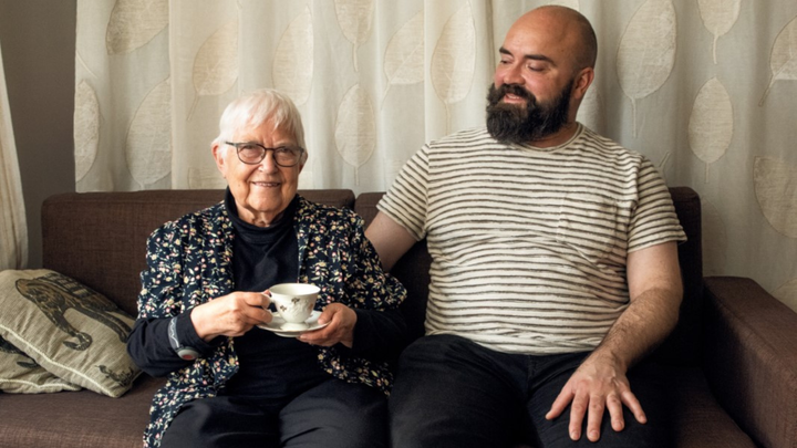 Eila Lehtonen on saanut yksinäisyyteensä apua HelsinkiMission Senioripysäkki-keskusteluryhmistä ja vapaaehtoiselta kaverilta. Kaveri tuo iloa ja seuraa arkeen yhteisten kahvi- ja juttutuokioitten parissa.