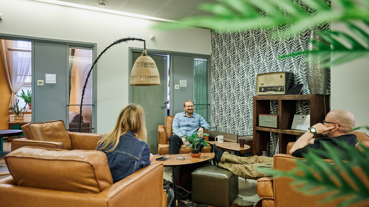 Aggredi  auttaa 18–49-vuotiaita kodin ulkopuolisen väkivallan tekijöitä irti rikoskierteestä. Aggredi toimii nykyisin 11 paikkakunnalla eri puolilla Suomea.