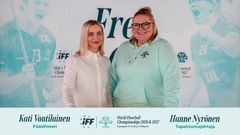 Salibandyn tuplakotikisojen 2026 ja 2027 organisaatio rakentuu: Kati Voutilaisesta (vasemmalla) pääsihteeri ja Hanne Nyrösestä tapahtumajohtaja