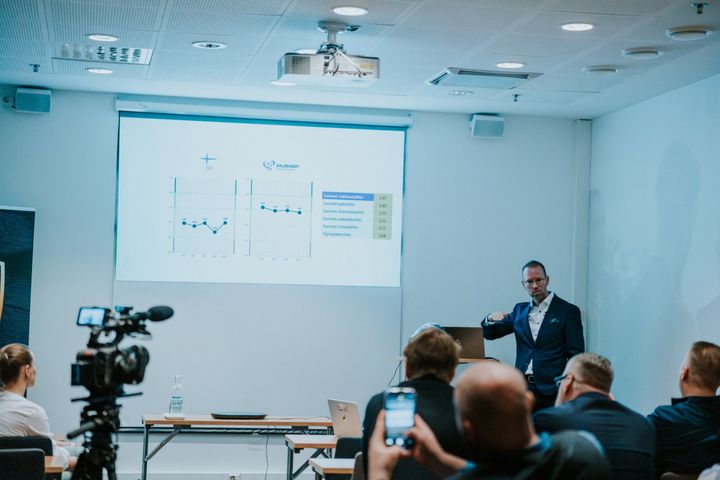 Salibandyliiton ja F-liigan kumppanit kokoontuivat perjantaina 28.11. aamiaistilaisuuteen Sokos Hotels Presidenttiin Helsinkiin. Luottamus ja Maine -tutkimuksen lisäksi tilaisuudessa kuultiin mm. F-liigan ja tulevien koti-MM-kisojen kuulumiset sekä naisten maajoukkueen tilanne juuri ennen joulukuun MM-kisoja.