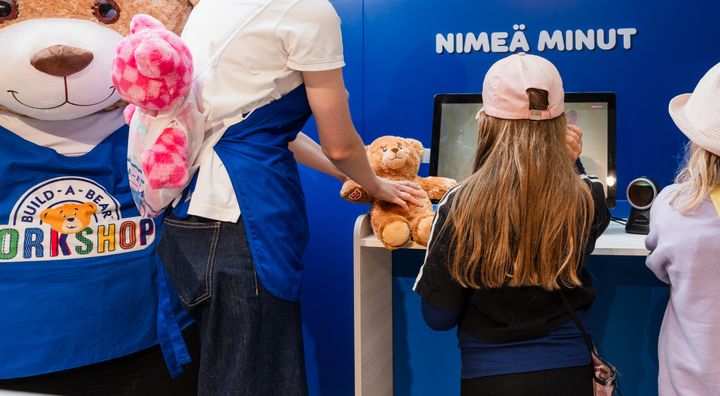 Build-A-Bear-työpajan nimenantopisteellä nimetään nallea.