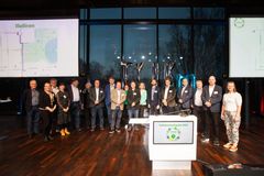 Tuottajayhteisöjen neuvottelukunnan jäsenistö yhteiskuvassa 10-vuotissyntymäpäivän kunniaksi.