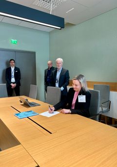 Recser Oy:n toimitusjohtaja Liisa-Marie Stenbäck allekirjoitti kiertotalouslakityöryhmän mietinnön TYNKin puolesta.