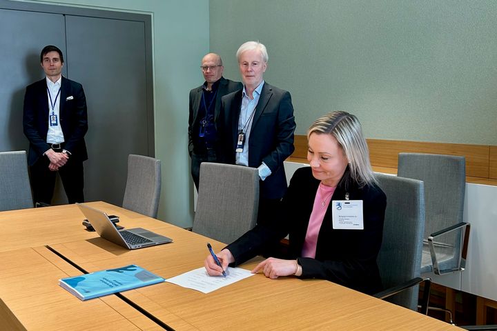 Recser Oy:n toimitusjohtaja Liisa-Marie Stenbäck allekirjoitti kiertotalouslakityöryhmän mietinnön TYNKin puolesta.