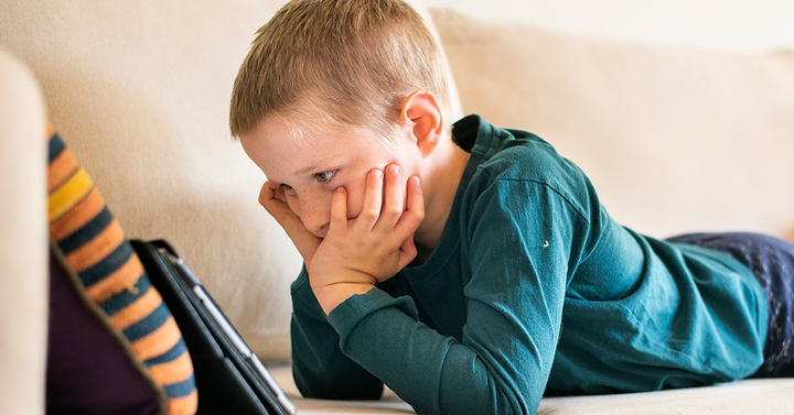 Digitaalisten laitteiden käyttö on usein pois lapsen liikkumisesta ja nuorilla joskus myös unesta. Lapsen aivot tarvitsevat paljon leikkiä ja vuorovaikutusta kehittyäkseen normaalisti.