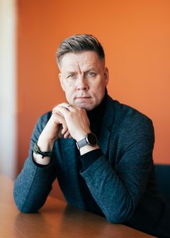 ”Syöpädiagnoosi on usein kokemus elämän rajallisuudesta. Se käynnistää prosessin, joka jokaisen sairastuneen on tavalla tai toisella käytävä läpi, halusipa tai ei”, Jan-Henry Stenberg kertoo.