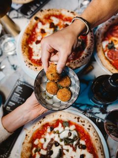 Pizzojen lisäksi tarjolla on alkupaloja ja jälkiruokaa italialaiseen tapaan.
