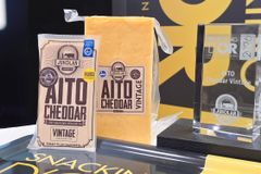 Jukolan Juuston Aito Cheddar Vintage -juusto palkittiin Snacking d’Or 2026 -kilpailussa omassa sarjassaan Pariisissa.