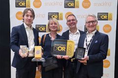 Markku ja Kimi Liias vastaanottivat Snacking d’Or -palkinnon Pariisissa Aito Cheddar Vintage -juustosta. Kuvassa keskellä Action Finland! -yhtiön Jarna Coadic ja France Snacking -lehden Paul Fedele.