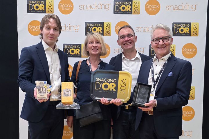 Markku ja Kimi Liias vastaanottivat Snacking d’Or -palkinnon Pariisissa Aito Cheddar Vintage -juustosta. Kuvassa keskellä Action Finland! -yhtiön Jarna Coadic ja France Snacking -lehden Paul Fedele.