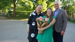 Suomen Setlementtiliiton hallituksen puheenjohtaja ja kaupunkineuvos Ritva Viljanen, Ihmisen puolella -palkinnon saaja Katariina Räikkönen sekä Suomen Setlementtiliiton toimitusjohtaja Juha-Erkki Mäntyniemi.