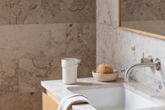 Citadel-saippua-annostelija värissä Sand. Suositushinta 59,95 €.