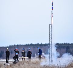 Nuoret valmistelevat raketin CanSat-kilpailussa. Raketin laukaisu meneillään.