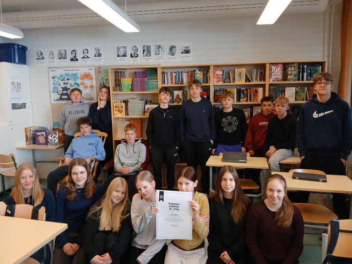 Lapsia koululuokassa.