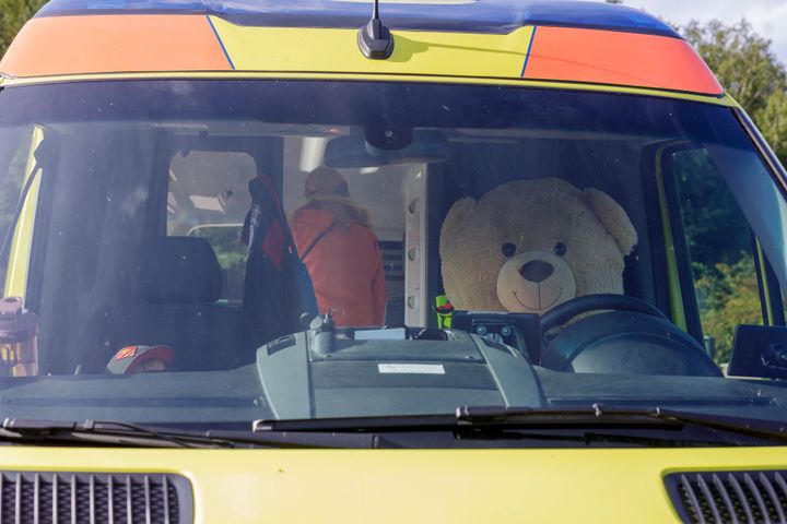 Ambulanssin etupenkillä istuu iso pehmolelu.