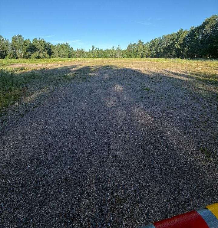 Mets%E4l%E4n%20hiekkakentt%E4%2C%20johon%20lumenvastaanottopaikkaa%20on%20suunniteltu.