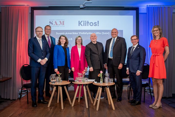 SAM:n USA250-keskustelufoorumin englanninkielisessä paneelissa keskusteltiin Suomen ja Yhdysvaltojen yhteistyöstä, luottamuksesta, investoinneista ja ihmisten välisten suhteiden merkityksestä. Vasemmalta Simon Elo, Jan Andersson, Alexandra Pasternak-Jackson, Sari Rautio, Marko Ahtisaari, Scott Davis, Howard W. Brodie ja Susanna Sonninen.