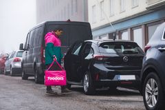 Myrskysäällä kotiinkuljetusten määrät lisääntyvät.