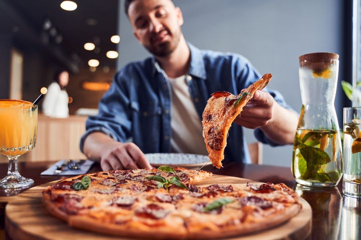 Miehet ovat pizzan suurkuluttajia. He tilaavat 48 prosenttia enemmän omavalintaista pizzaa, kuin naiset.