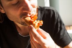 Miesten suosikkipizza on omavalintainen pizza.