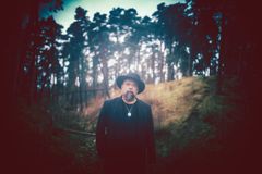 CMX-yhtyeen keulahahmo A.W. Yrjänä tuo Tavara-asemalle keväällä 40-vuotisjuhlakonserttinsa.